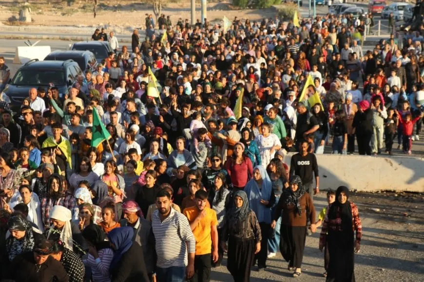 مسيرة حاشدة لمهجري عفرين والشهباء في الطبقة دعماً لمقاومة الشيخ مقصود والأشرفية