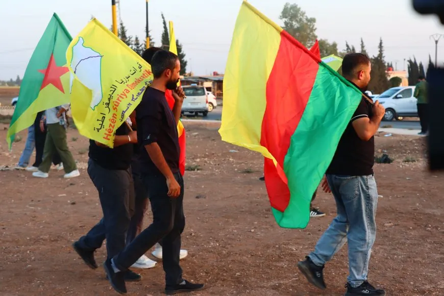 أهالي قامشلو يوقدون شعلة نوروز رفضاً لتجاهل الحكومة الانتقالية الأعياد القومية والدينية