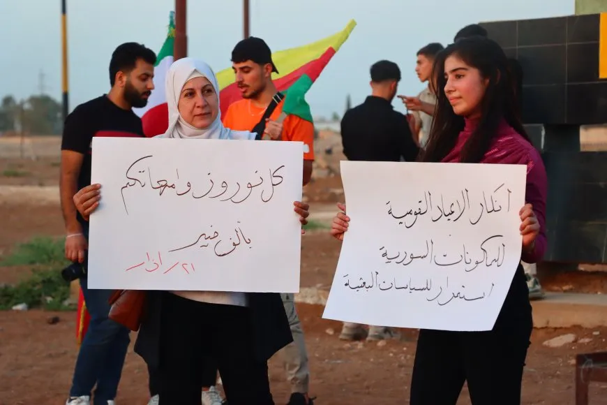 أهالي قامشلو يوقدون شعلة نوروز رفضاً لتجاهل الحكومة الانتقالية الأعياد القومية والدينية