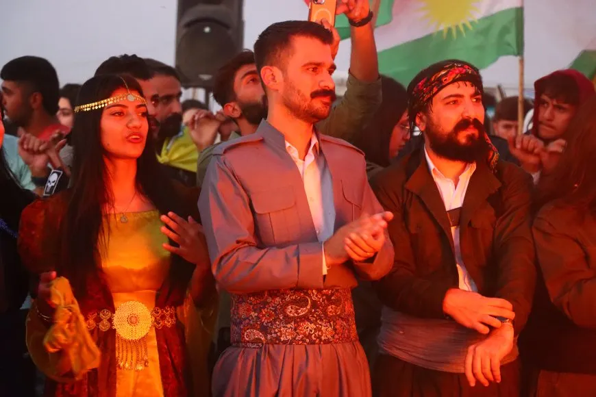 أهالي قامشلو يوقدون شعلة نوروز رفضاً لتجاهل الحكومة الانتقالية الأعياد القومية والدينية