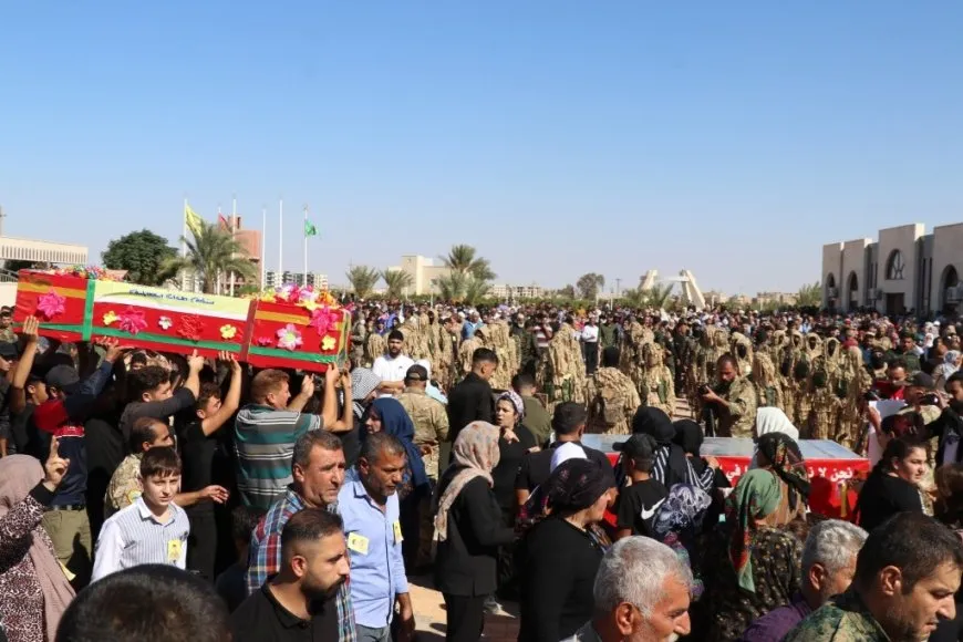 تشييع جثمان مقاتل قسد في مقاطعة الطبقة 