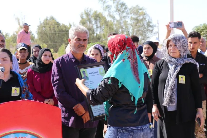 تشييع جثمان مقاتل قسد في مقاطعة الطبقة 
