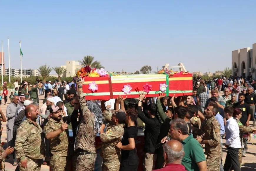 تشييع جثمان مقاتل قسد في مقاطعة الطبقة 