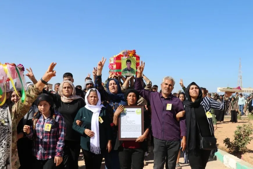 تشييع جثمان مقاتل قسد في مقاطعة الطبقة 