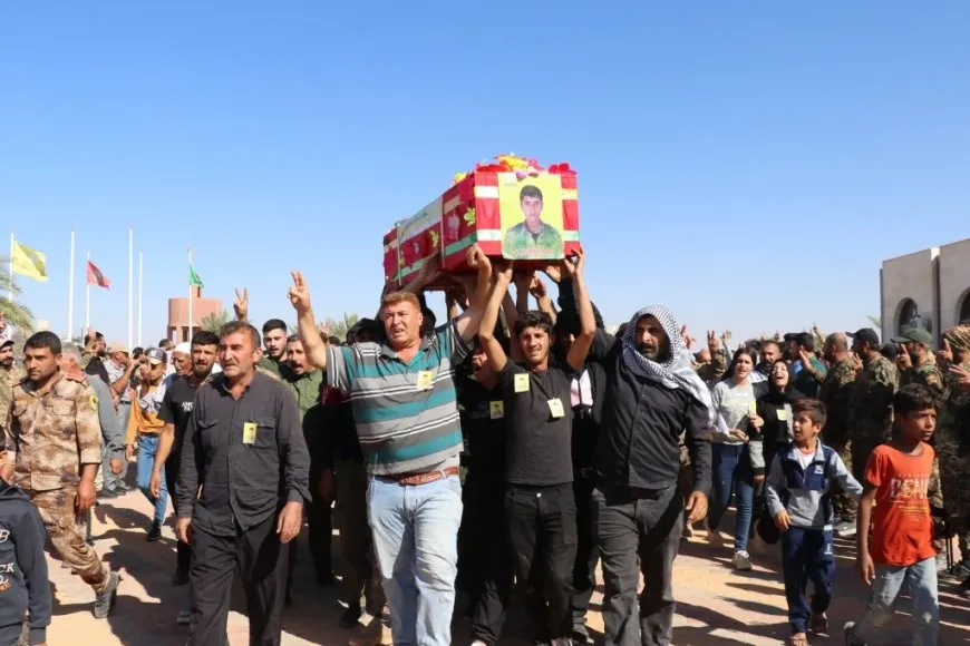 تشييع جثمان مقاتل قسد في مقاطعة الطبقة 