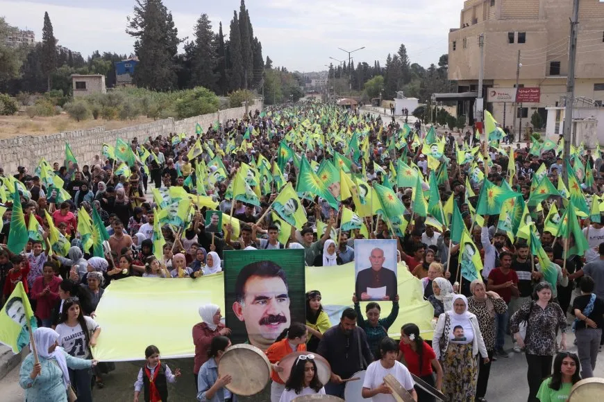 الآلاف في حلب يطالبون بحرية القائد