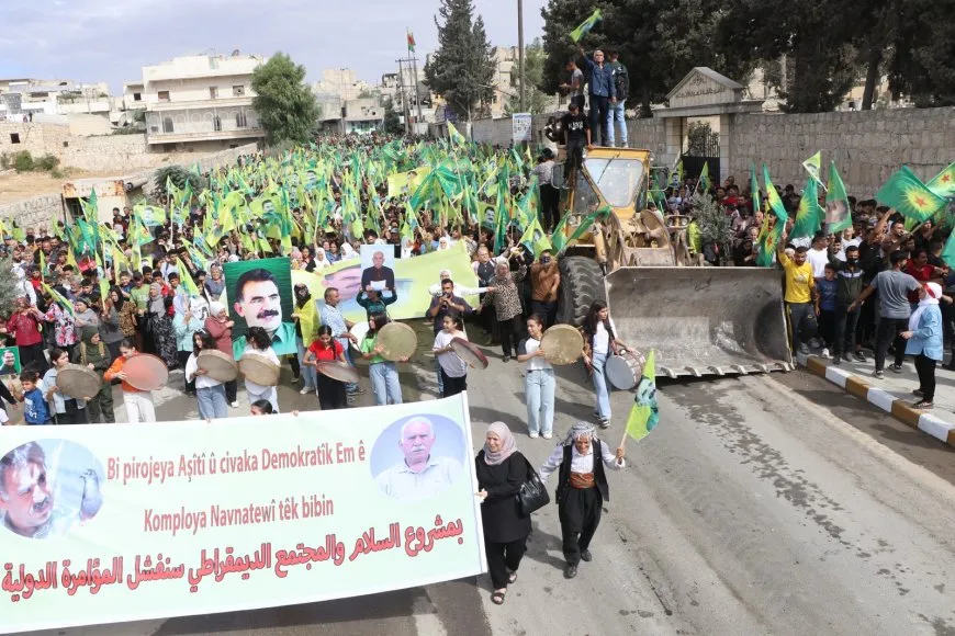 الآلاف في حلب يطالبون بحرية القائد