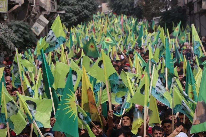 الآلاف في حلب يطالبون بحرية القائد