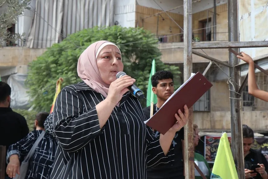 الآلاف في حلب يطالبون بحرية القائد