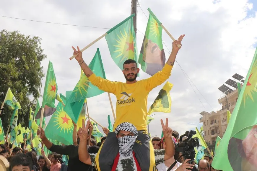 الآلاف في حلب يطالبون بحرية القائد