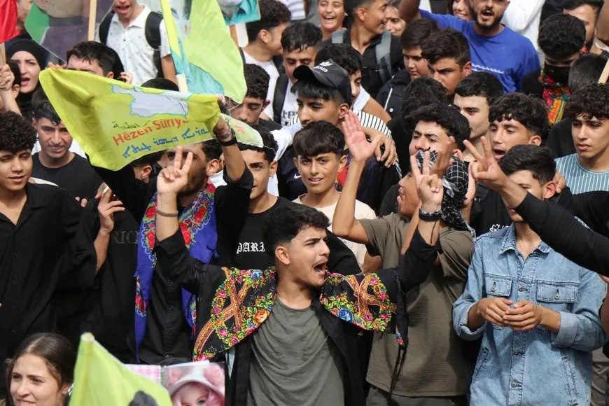 الآلاف في حلب يطالبون بحرية القائد