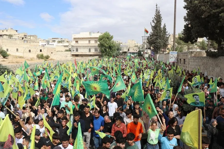 الآلاف في حلب يطالبون بحرية القائد