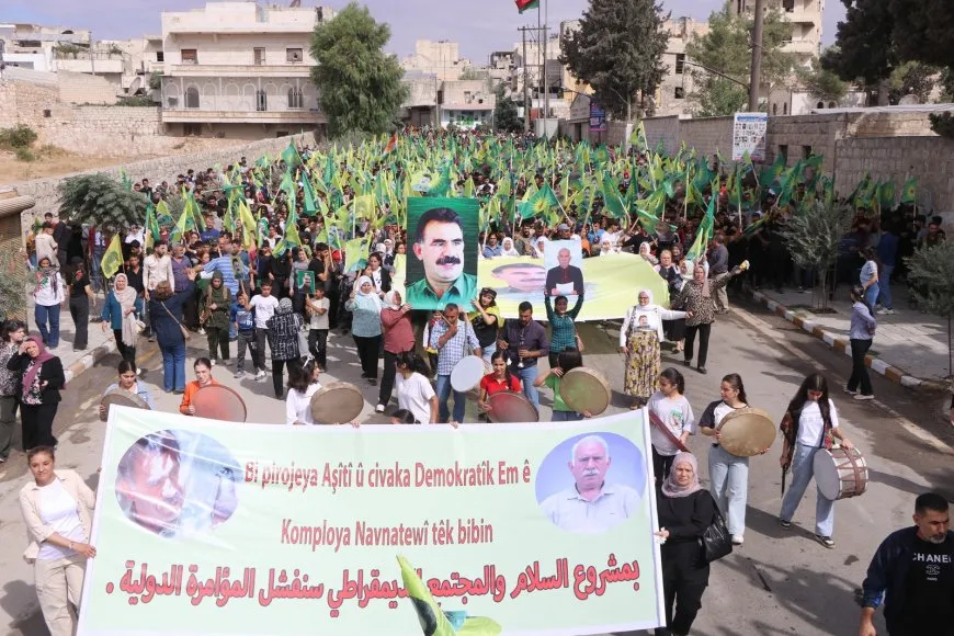الآلاف في حلب يطالبون بحرية القائد