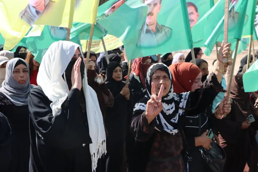 حناجر الآلاف تصدح بشعارات "لا حياة دون القائد"