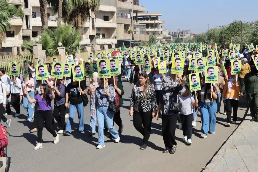 حناجر الآلاف تصدح بشعارات "لا حياة دون القائد"