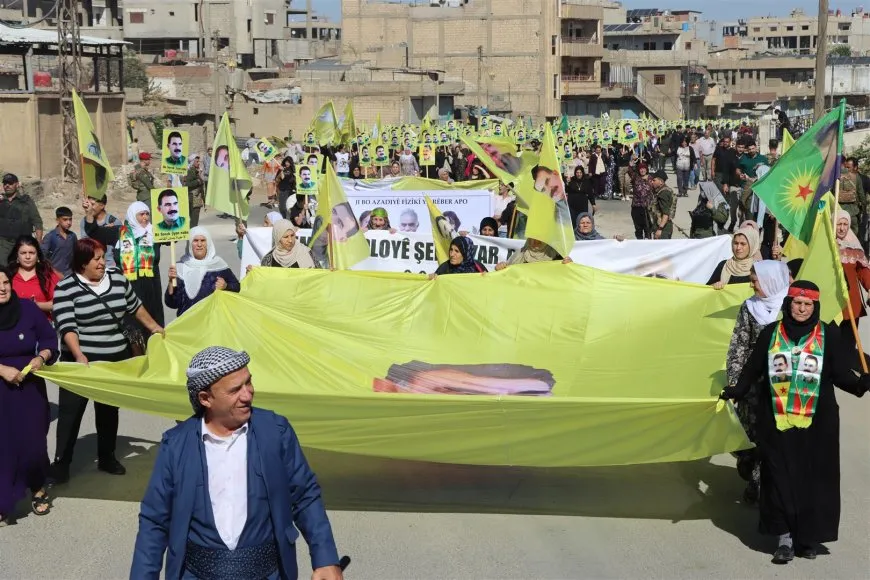 حناجر الآلاف تصدح بشعارات "لا حياة دون القائد"