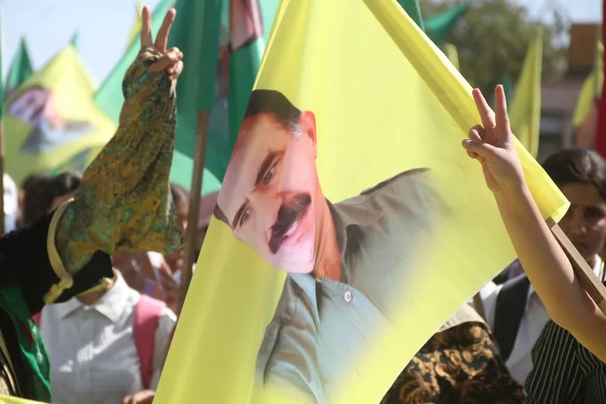 حناجر الآلاف تصدح بشعارات "لا حياة دون القائد"