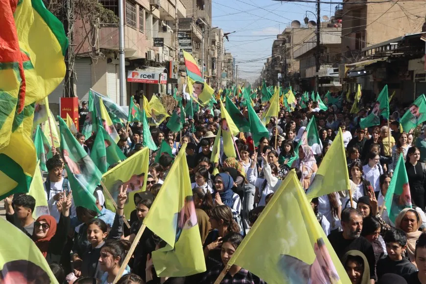 حناجر الآلاف تصدح بشعارات "لا حياة دون القائد"