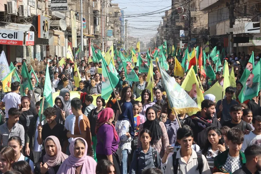 حناجر الآلاف تصدح بشعارات "لا حياة دون القائد"