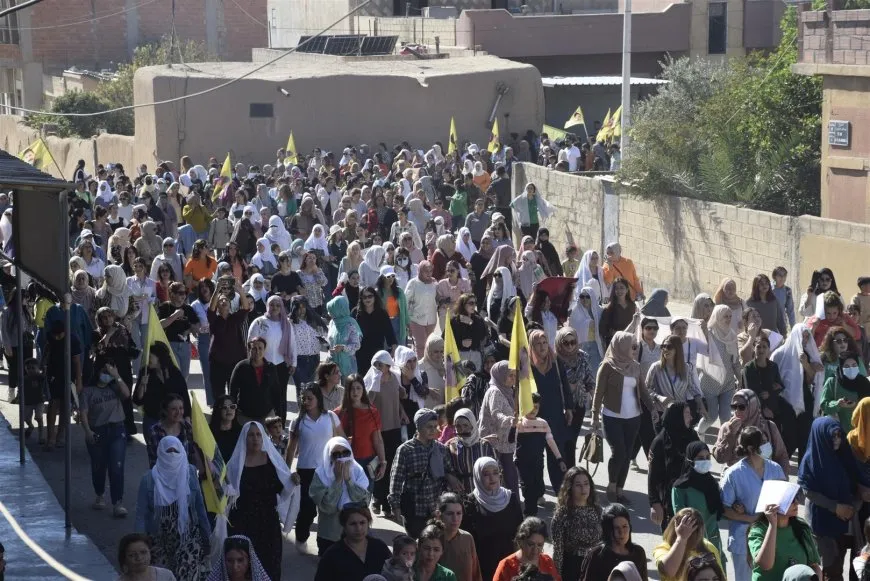 آلاف المتظاهرين يجددون العهد بالحرية في الذكرى الـ 27 للمؤامرة الدولية بحق القائد