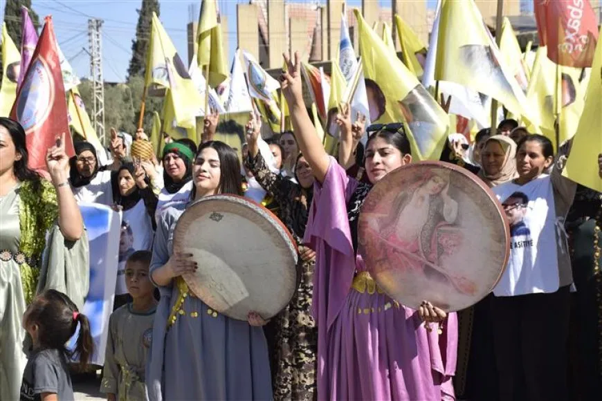 آلاف المتظاهرين يجددون العهد بالحرية في الذكرى الـ 27 للمؤامرة الدولية بحق القائد