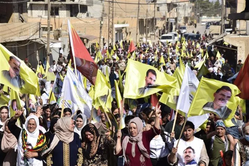آلاف المتظاهرين يجددون العهد بالحرية في الذكرى الـ 27 للمؤامرة الدولية بحق القائد