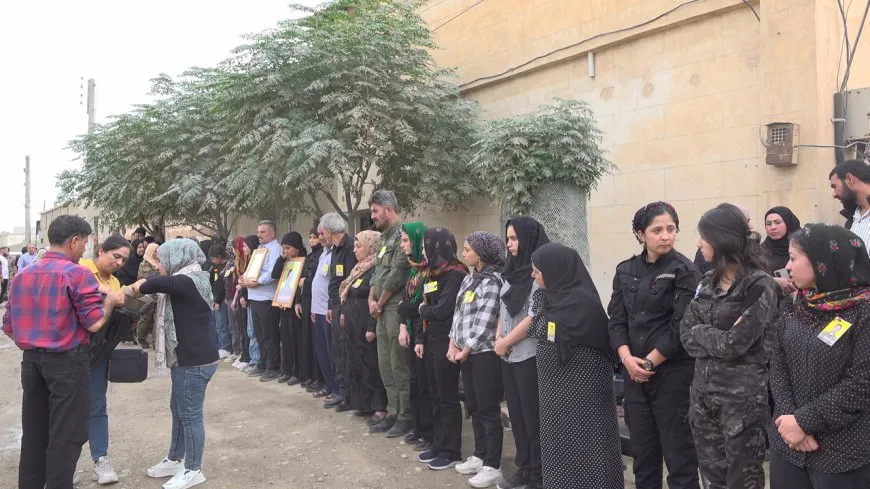 تقديم واجب العزاء لذوي مقاتلين من قسد في الرقة