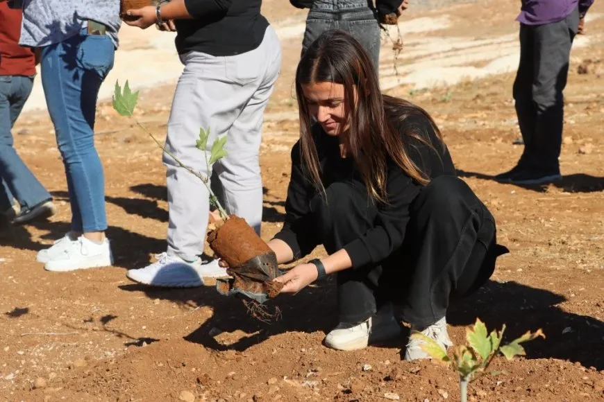 أصدقاء وذوو مراسلة وكالتنا الشهيدة دليشان يحيون ذكراها بغرس الأشجار