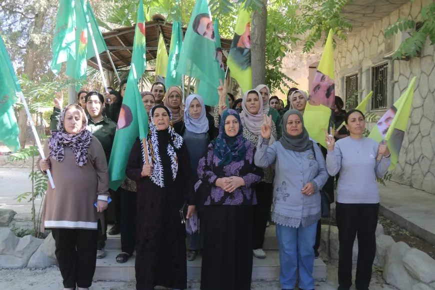 أهالي ديرك و عامودا يكتبون رسائل للقائد تأكيداً على مطلب حريته الجسدية