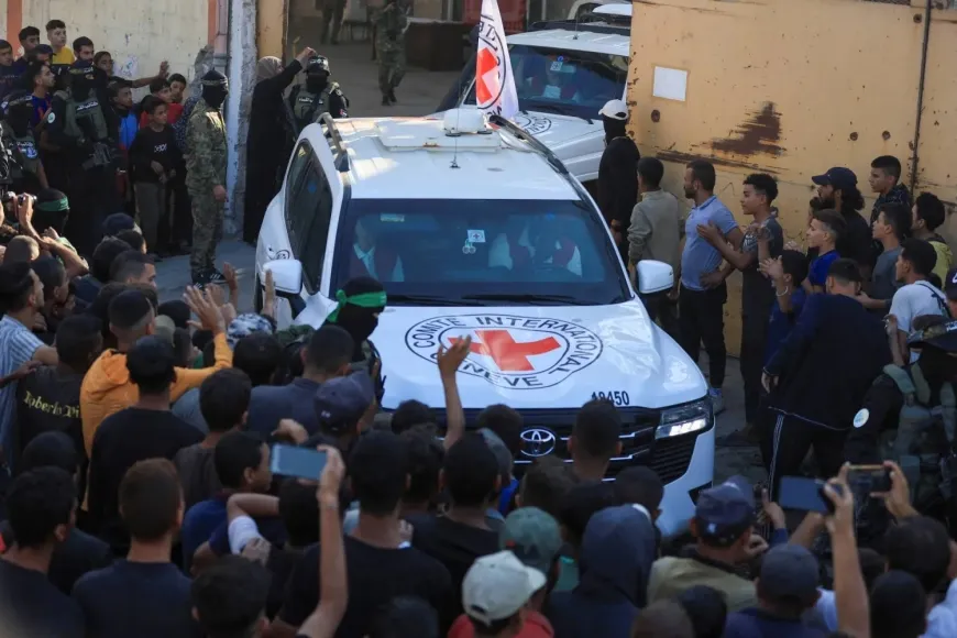حماس تفرج عن 20 رهينة إسرائيلية وقافلات المعتقلين الفلسطينيين تصل رام الله