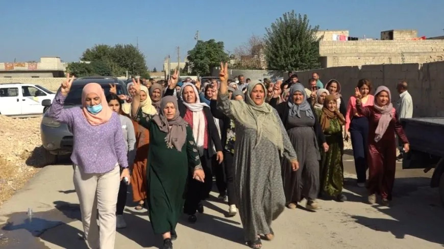 تقديم واجب العزاء لذوي شهيد في قوات الدفاع الشعبي