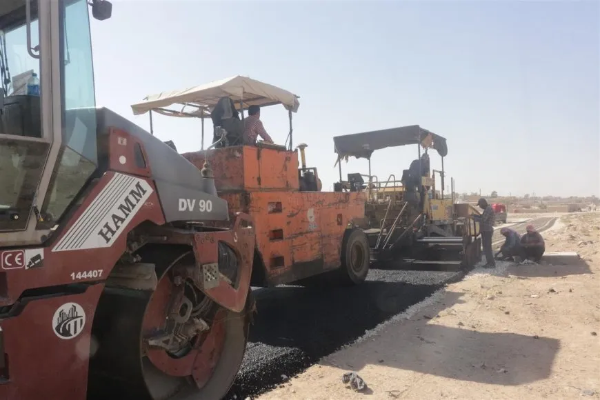 بلدية الشعب في الهول تبدأ تعبيد الطرقات لربط الأحياء بمركز المدينة