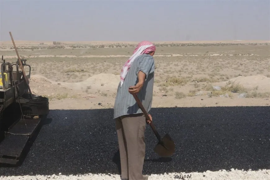 بلدية الشعب في الهول تبدأ تعبيد الطرقات لربط الأحياء بمركز المدينة