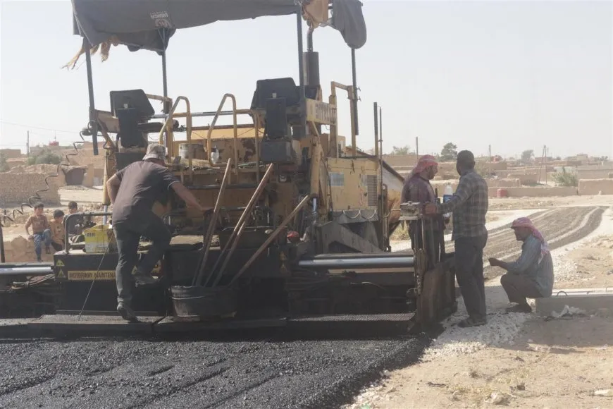 بلدية الشعب في الهول تبدأ تعبيد الطرقات لربط الأحياء بمركز المدينة