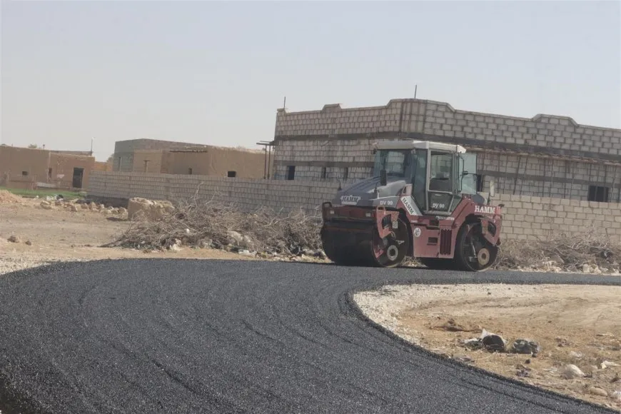 بلدية الشعب في الهول تبدأ تعبيد الطرقات لربط الأحياء بمركز المدينة