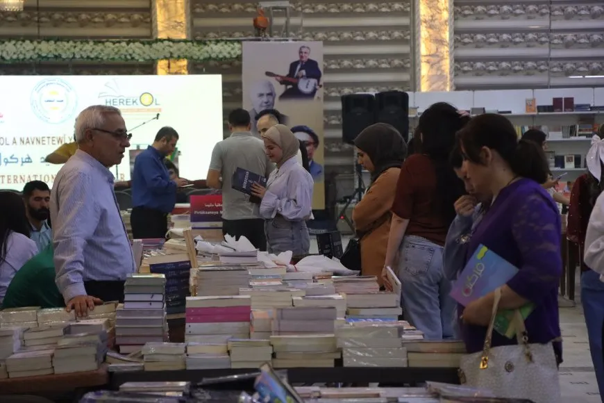 توقيع رواية "الوشاح".. قصة حب تستوقف الزوار في معرض الشهيد هركول