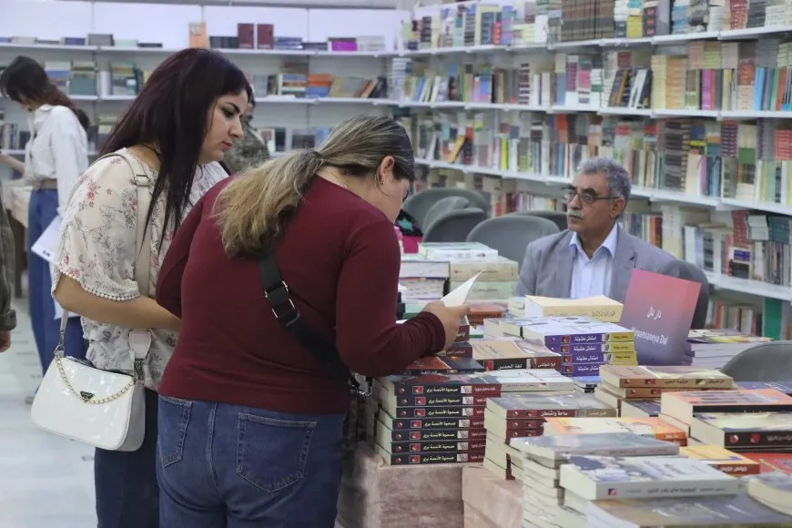 توقيع رواية "الوشاح".. قصة حب تستوقف الزوار في معرض الشهيد هركول