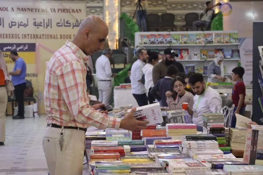 توقيع رواية "الوشاح".. قصة حب تستوقف الزوار في معرض الشهيد هركول
