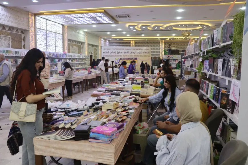 توقيع رواية "الوشاح".. قصة حب تستوقف الزوار في معرض الشهيد هركول