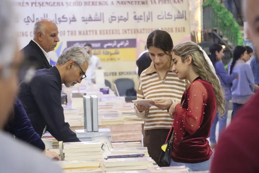 توقيع رواية "الوشاح".. قصة حب تستوقف الزوار في معرض الشهيد هركول
