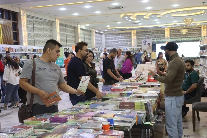 توقيع رواية "الوشاح".. قصة حب تستوقف الزوار في معرض الشهيد هركول