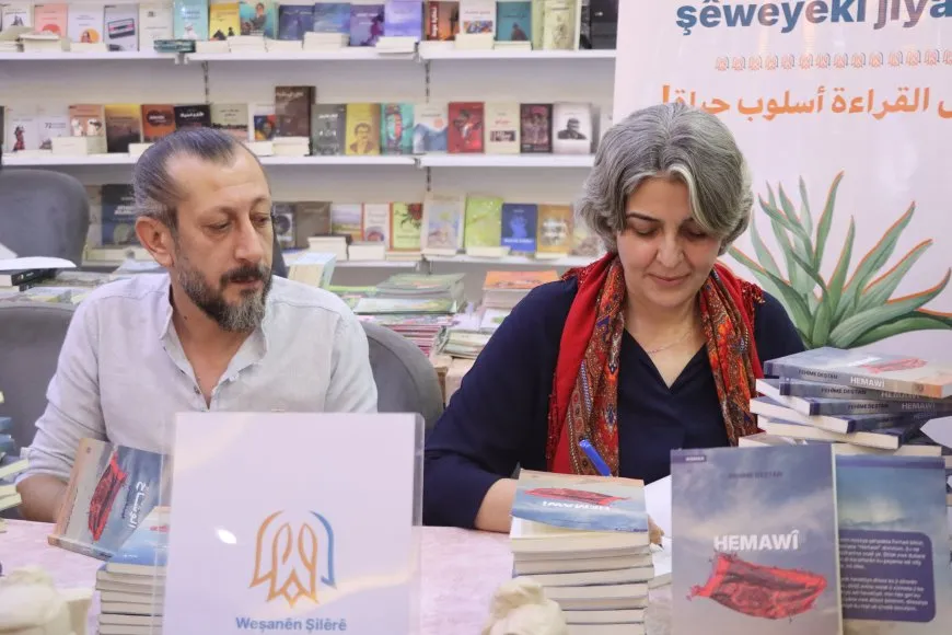 توقيع رواية "الوشاح".. قصة حب تستوقف الزوار في معرض الشهيد هركول