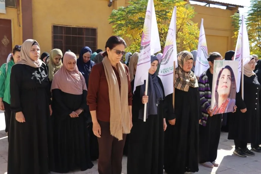 وقفة تضامنية للنساء في الطبقة دعماً لمسار السلام وبناء سوريا ديمقراطية
