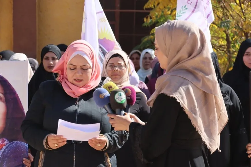 وقفة تضامنية للنساء في الطبقة دعماً لمسار السلام وبناء سوريا ديمقراطية