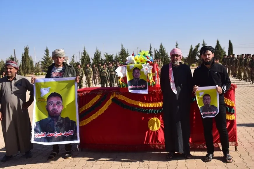 جثمان مقاتل من قسد يُوارى الثرى في الشدادي