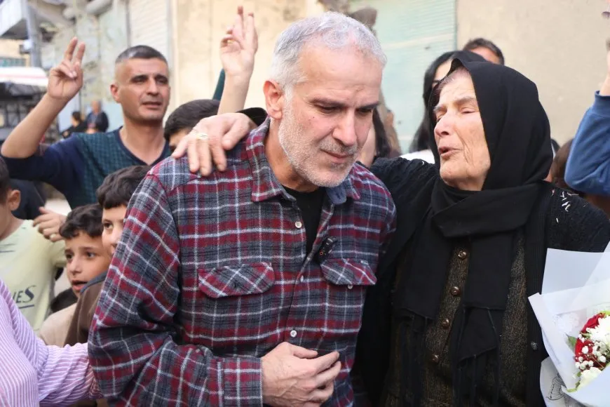 بعد 30 عاماً من الاعتقال.. المناضلان محمد إسماعيل و لمياء أوسي يصلان إلى حي الشيخ مقصود