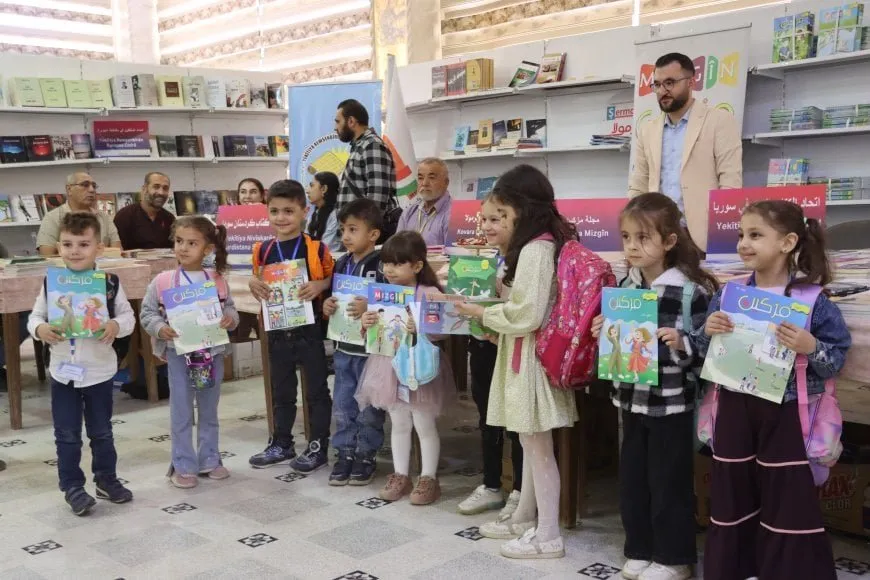 فرحة الأطفال في معرض الكتاب