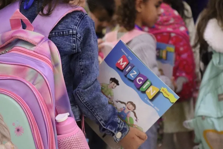 فرحة الأطفال في معرض الكتاب