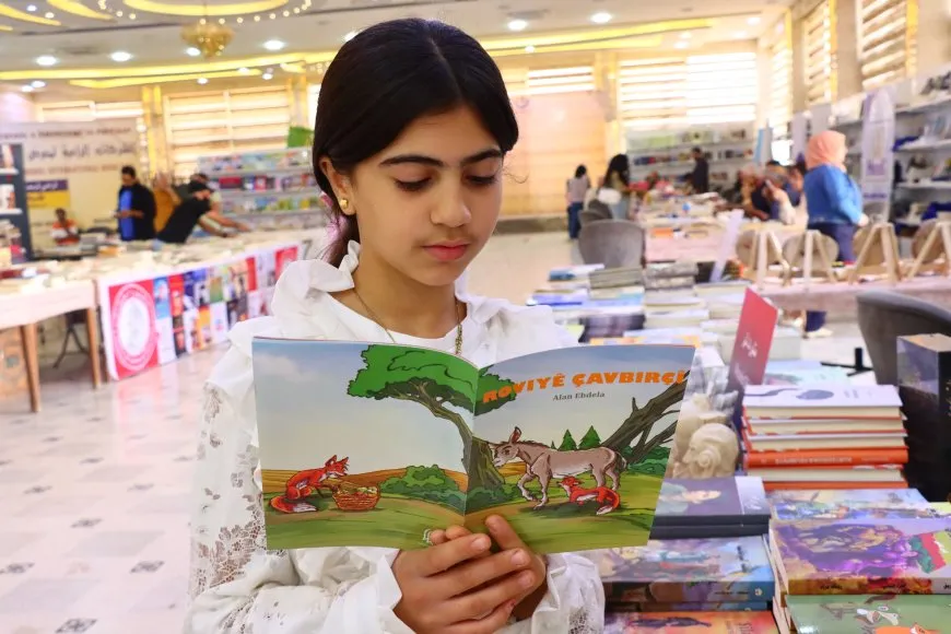 فرحة الأطفال في معرض الكتاب