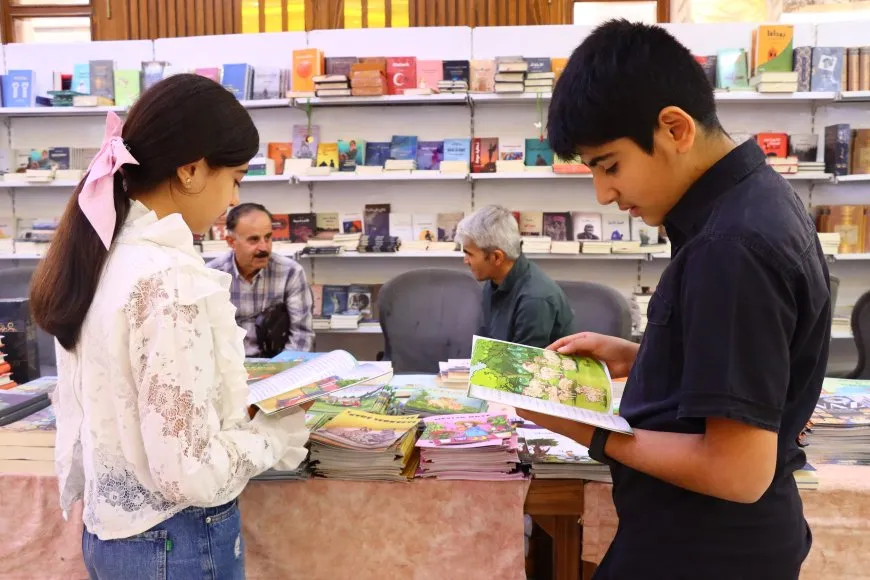 فرحة الأطفال في معرض الكتاب